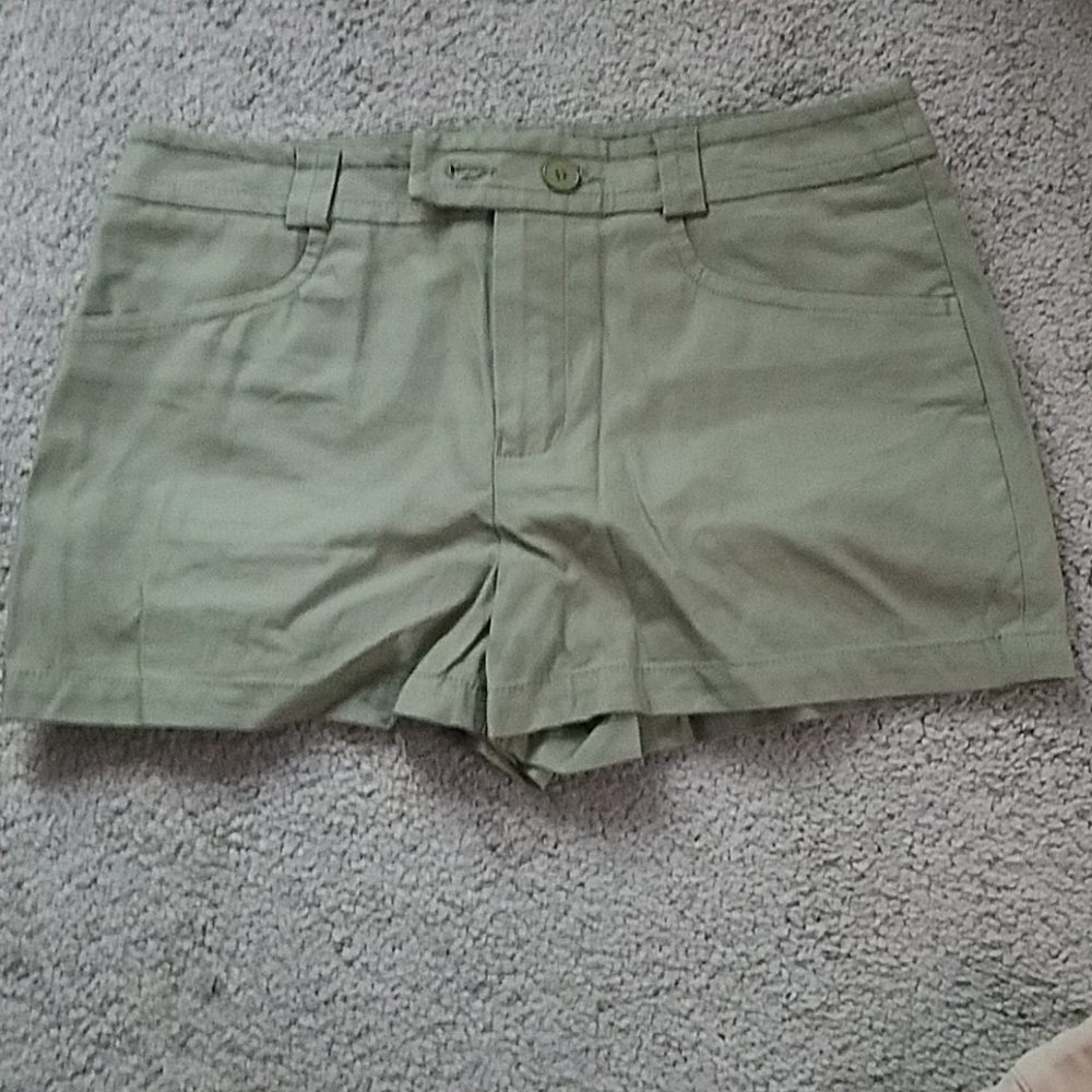 Size 6 Lacoste womens shorts